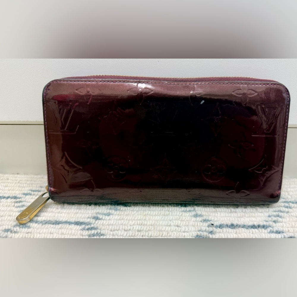 LOUIS VUITTON Classic Monogram Burgundy Vernis Patent Leather Zippy Chic Wallet - Picture 2 of 16